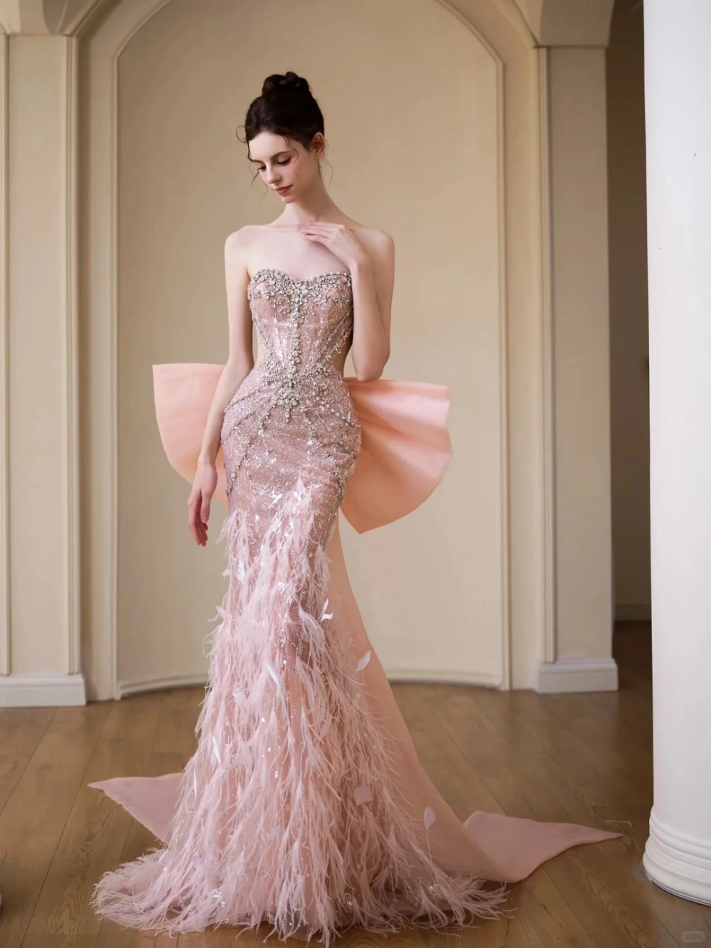 Váy lông vũ sang trọng giúp nàng tỏa sáng