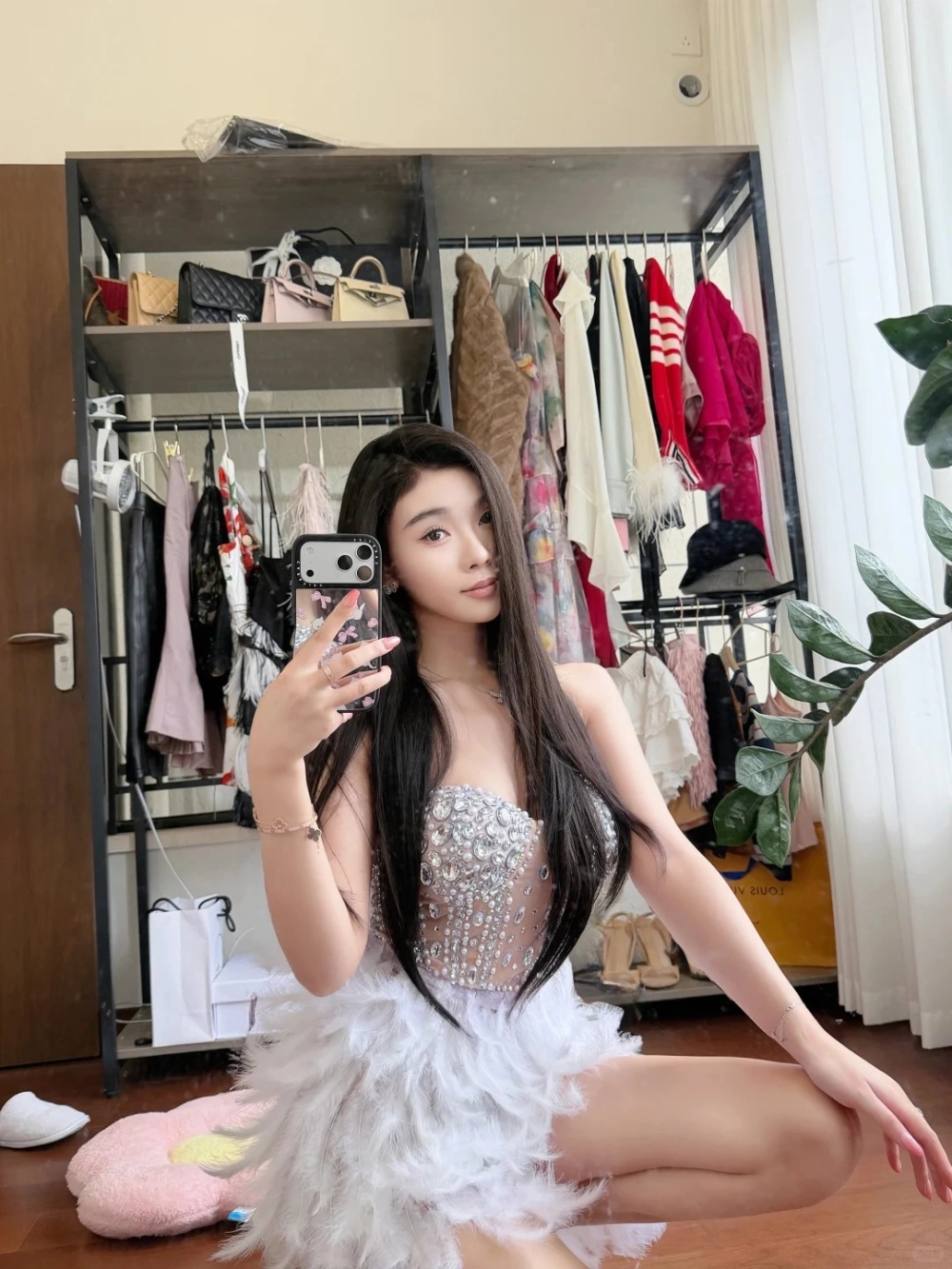 Đầm lông vũ sang trọng mang khí chất thượng lưu