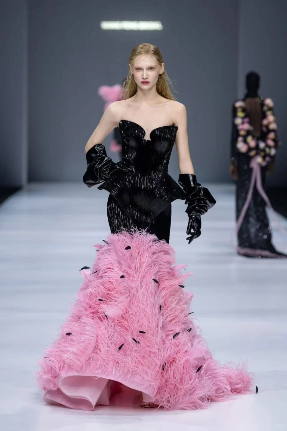 Mẫu đầm lông vũ tinh tế cho sự kiện lớn