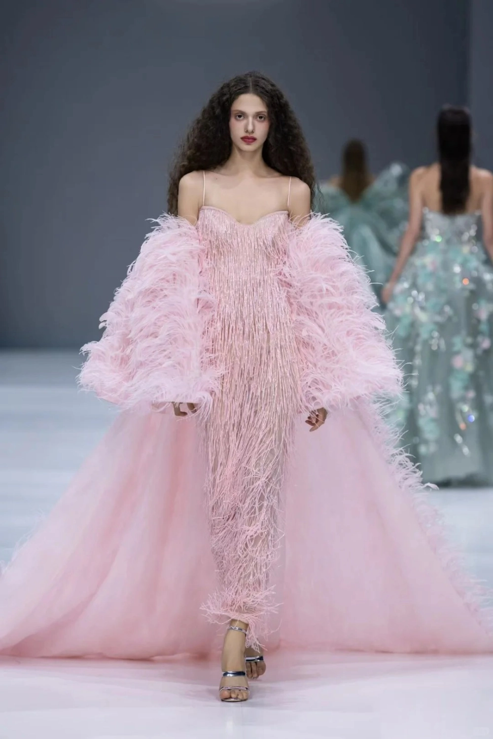 Thiết kế lông vũ sáng tạo đầy tính nghệ thuật