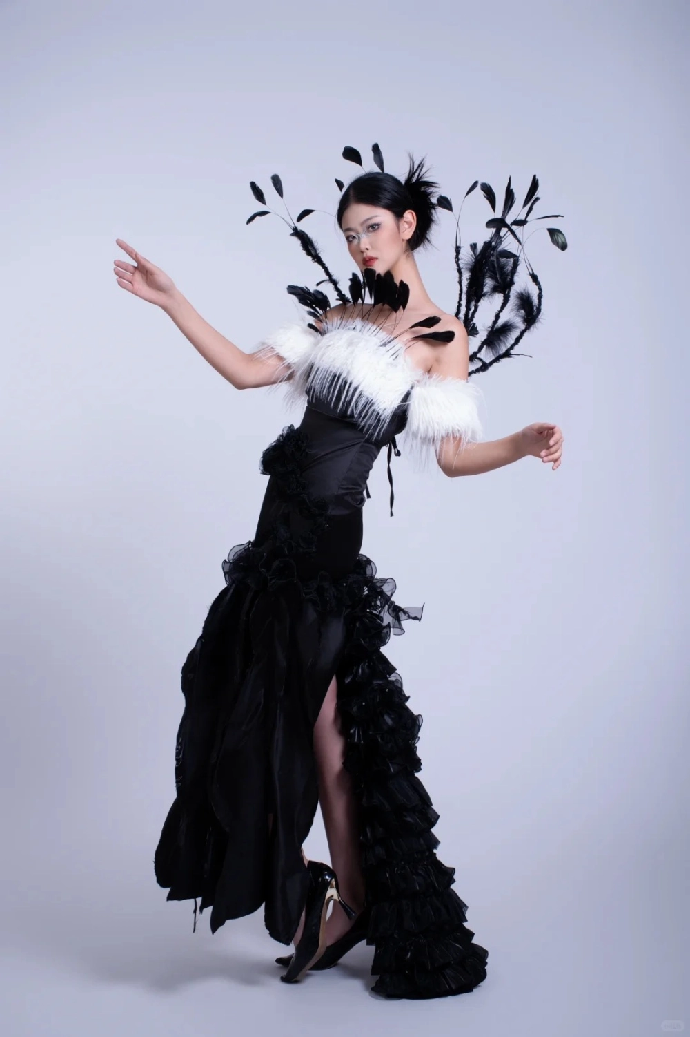 Kiểu đầm lông vũ mềm mại mà nổi bật