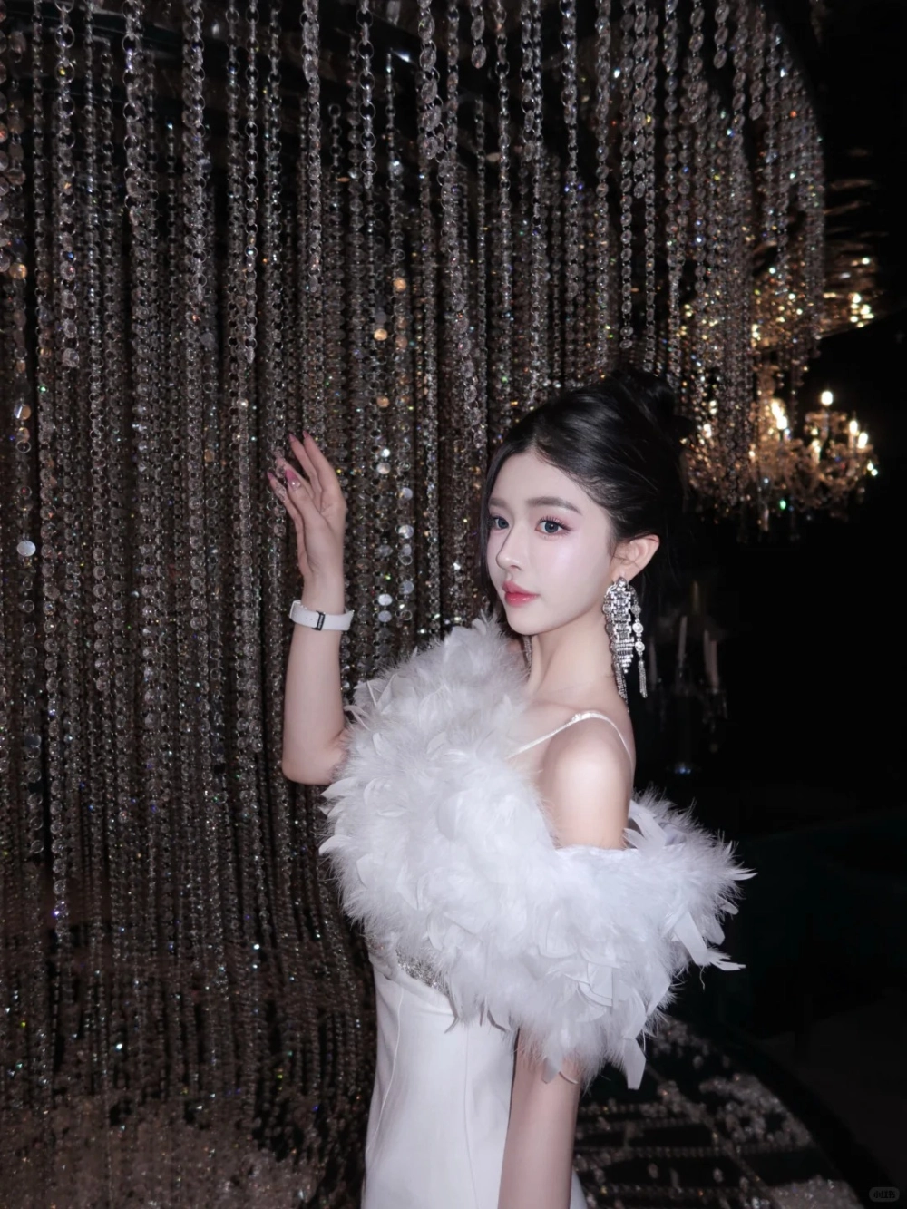 Váy đính lông vũ mang vẻ đẹp mềm mại kiêu sa