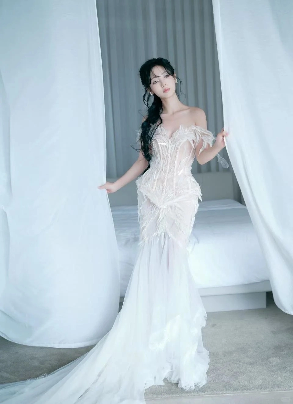 Đầm lông vũ thiết kế độc quyền và đẳng cấp