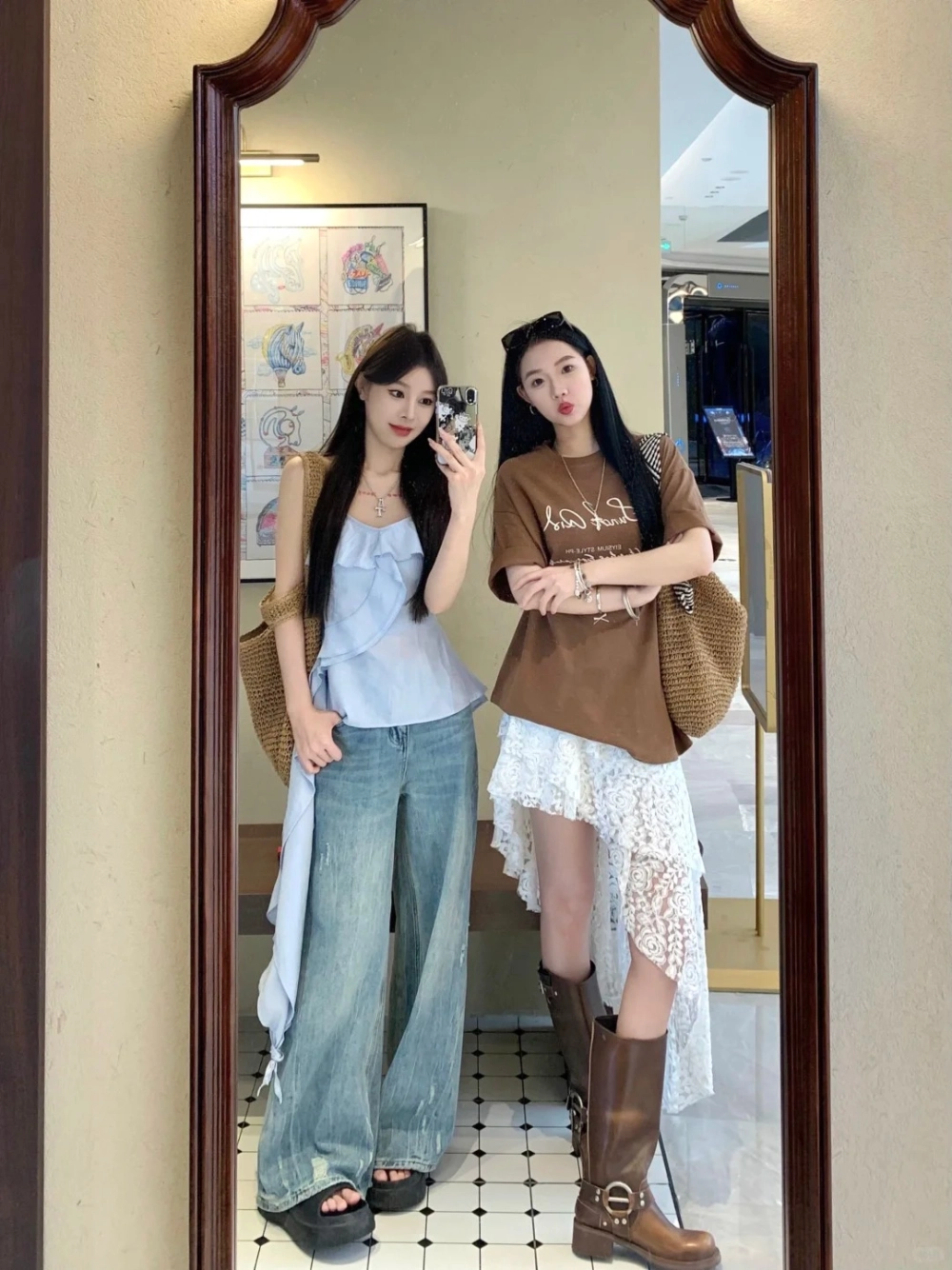 Mẫu váy đôi bạn thân kiểu dáng khác nhau cùng màu tạo sự độc đáo