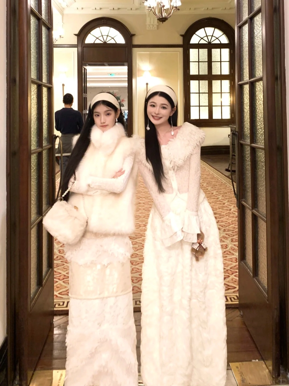 Mẫu váy đôi bạn thân sexy tết khoe đường cong quyến rũ