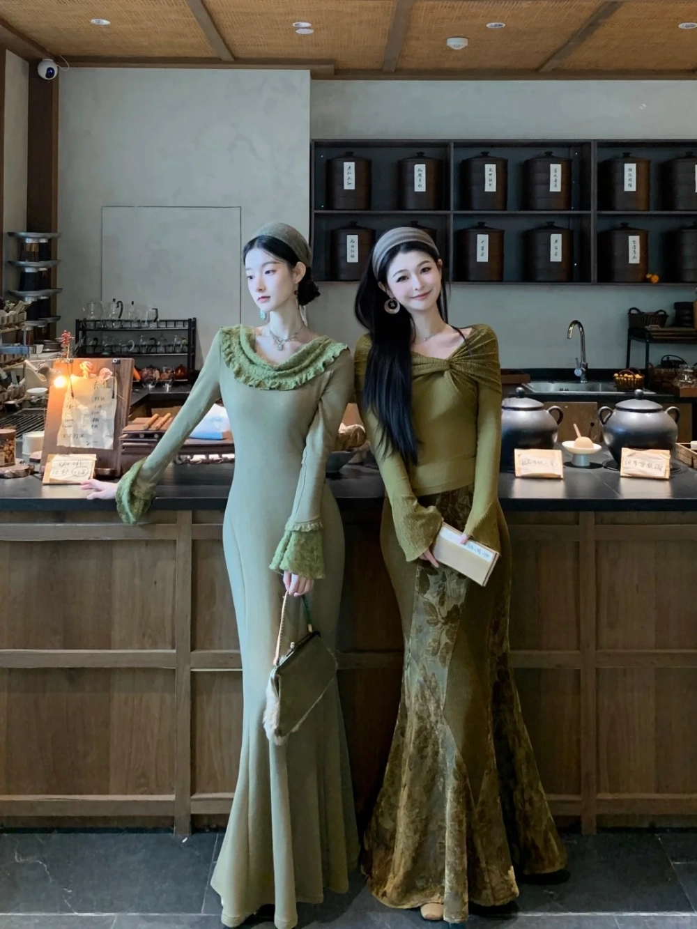 Mẫu váy đôi bạn thân đi chơi tết rạng rỡ dưới nắng xuân