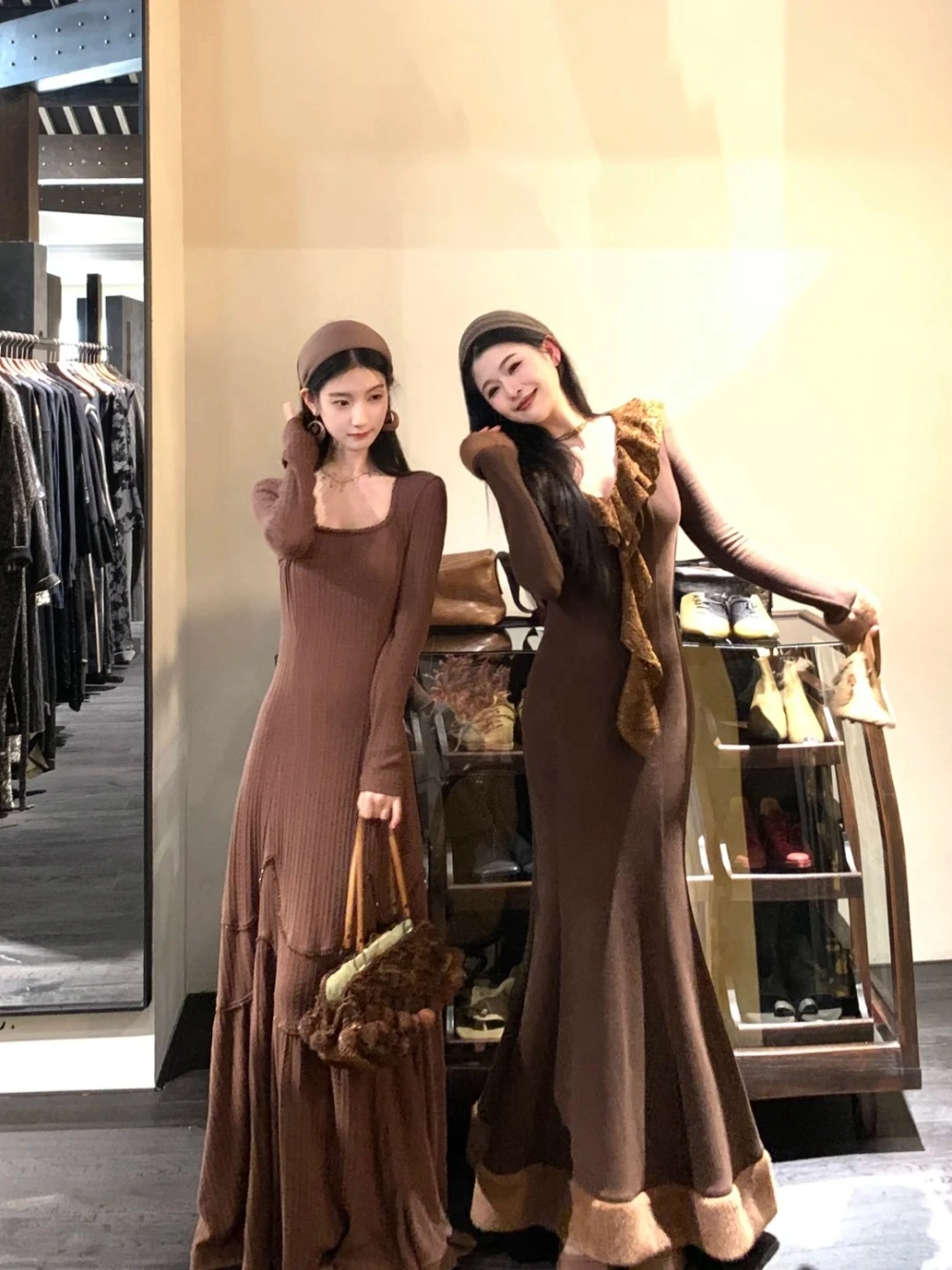 Cách tạo dáng với váy đôi bạn thân khi chụp ảnh studio