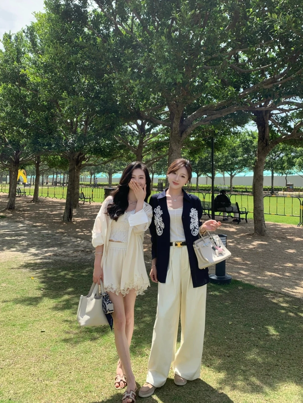 Mẫu váy đôi bạn thân phối ren tinh tế cho ngày lễ hội