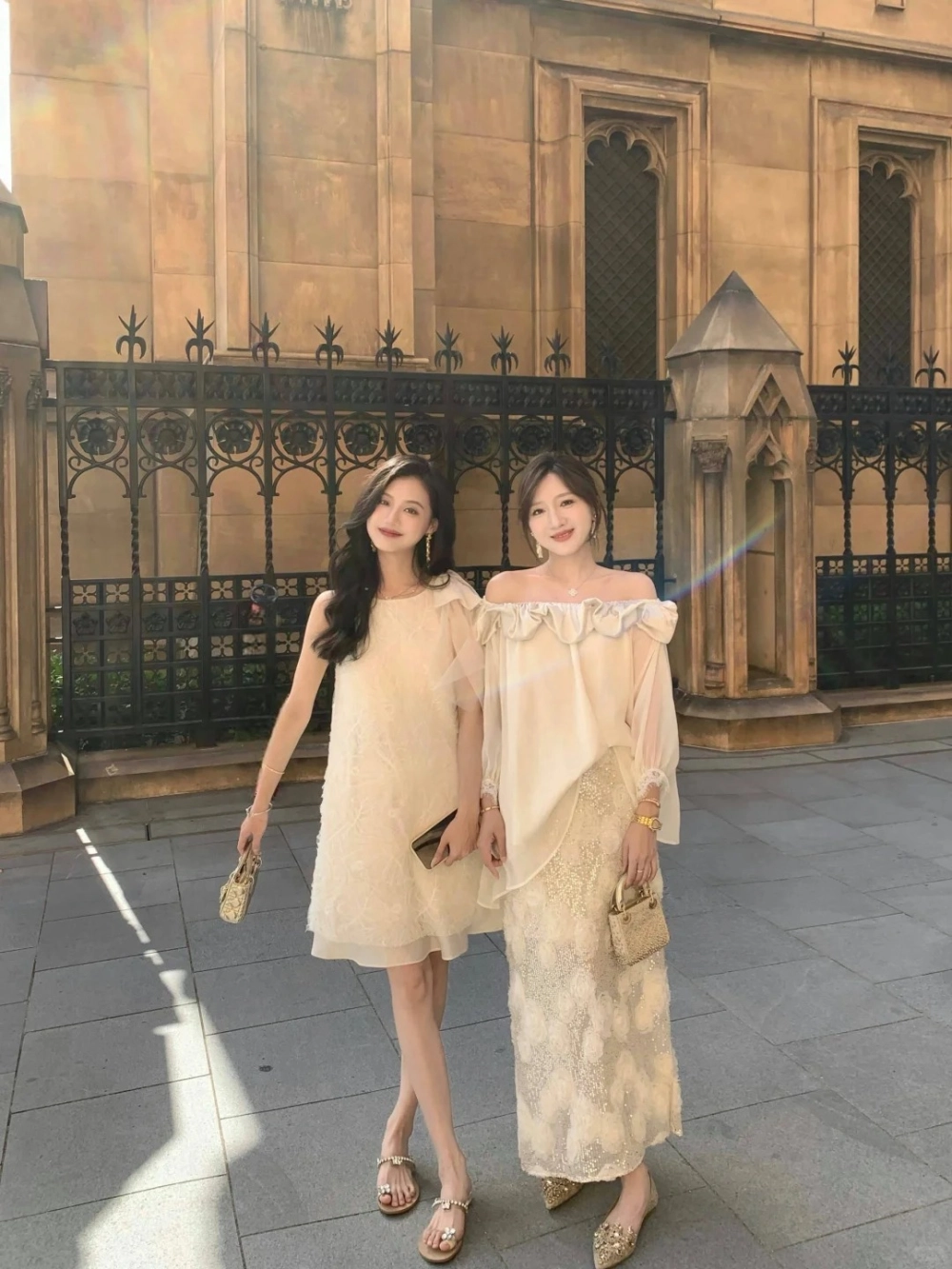 Váy đôi bạn thân vải tơ mềm mại bay bổng trong gió xuân