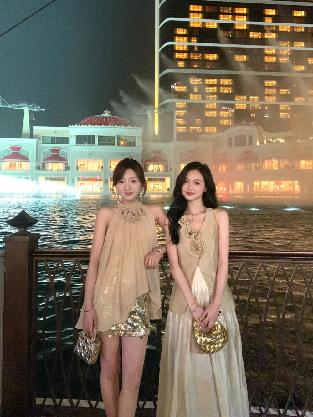 Mẫu váy đôi bạn thân tay phồng đậm chất tiểu thư sang trọng