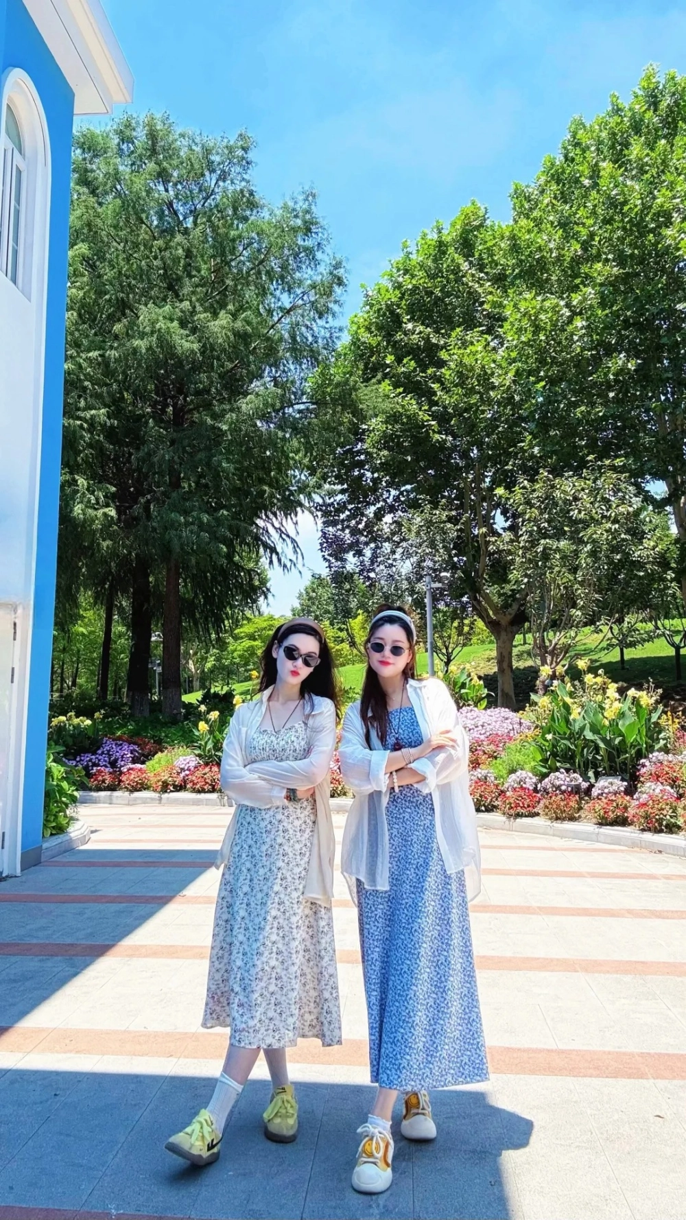 Váy đôi bạn thân trễ vai quyến rũ cho đôi bạn sành điệu