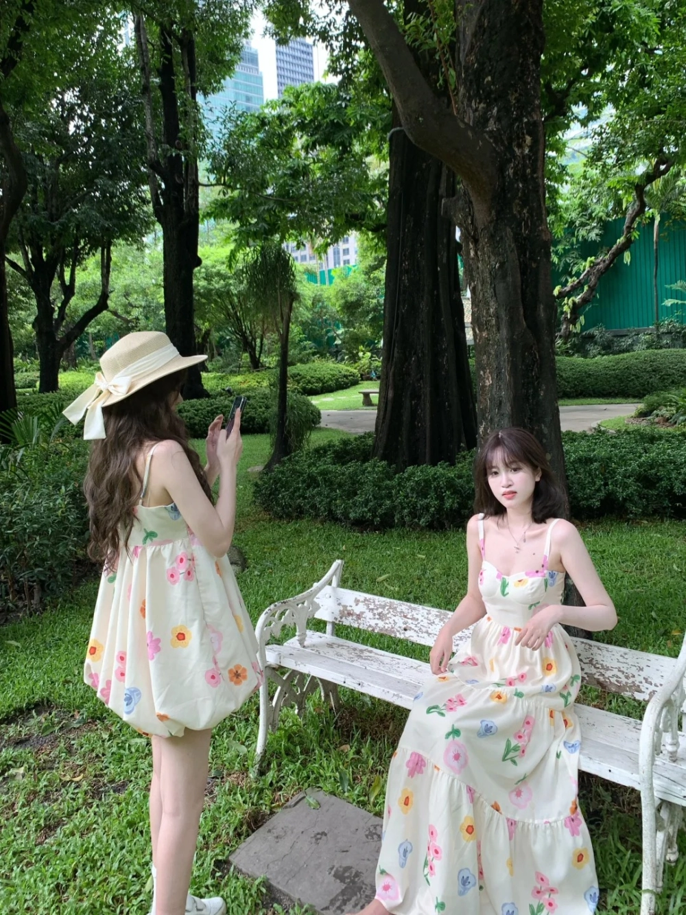 Mẫu váy đôi bạn thân phối ren tinh tế cho ngày lễ hội