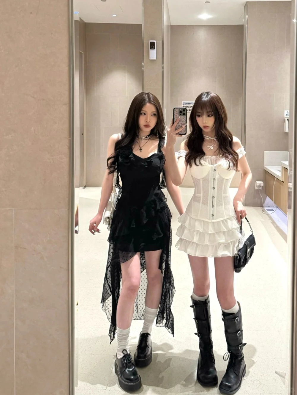 Váy đôi bạn thân vải tơ mềm mại bay bổng trong gió xuân