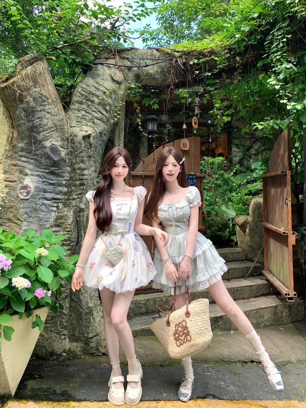 Váy đôi chị em gái cách tân phối màu hiện đại