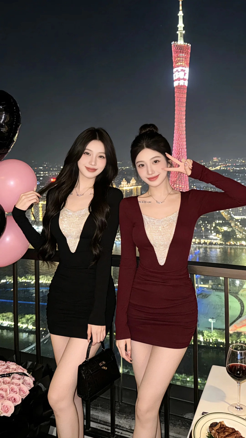 Mẫu váy đôi chị em gái ngày tết cute với họa tiết hoa nhí