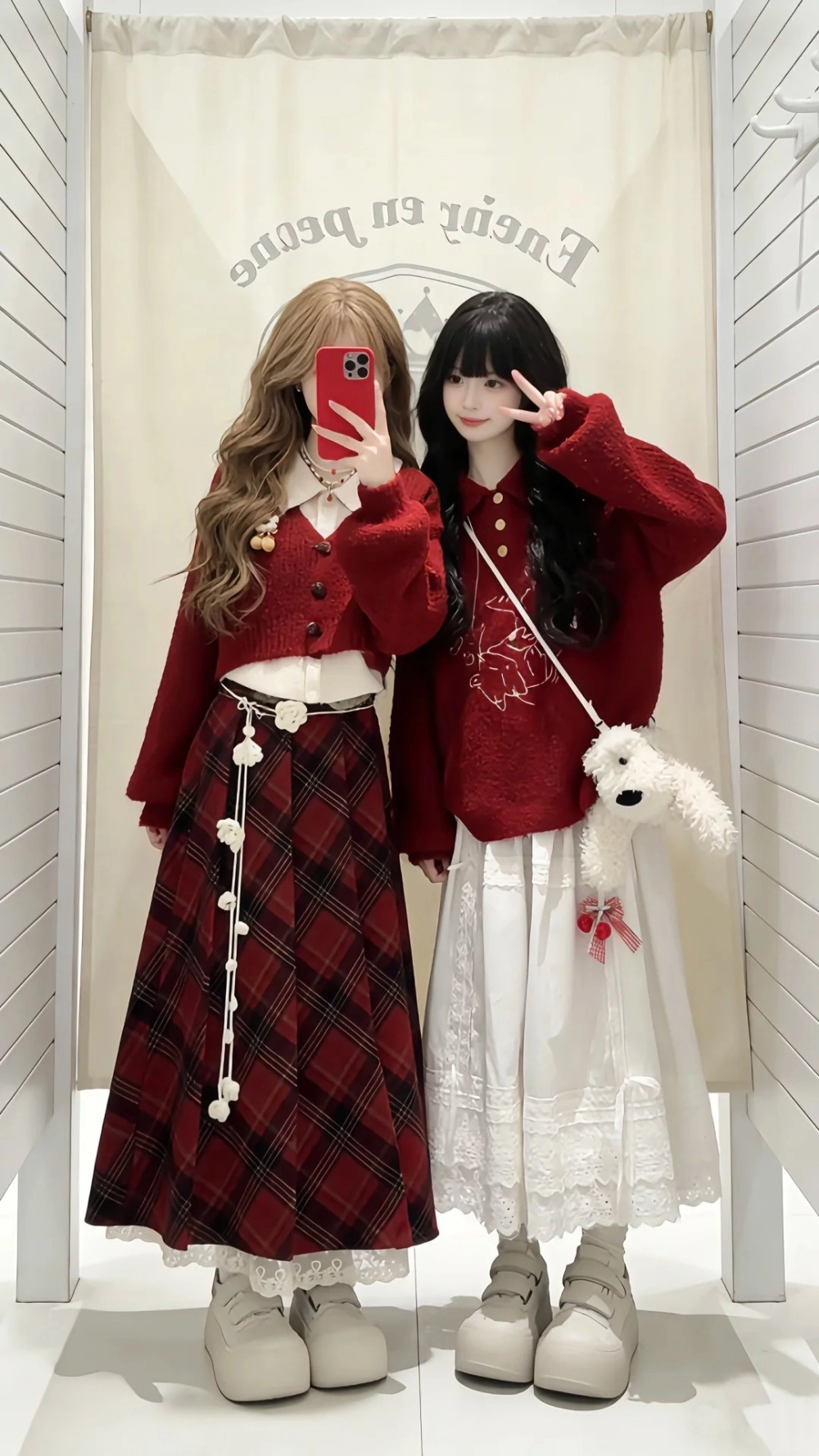 Hình ảnh váy đôi chị em gái đẹp trong studio chuyên nghiệp