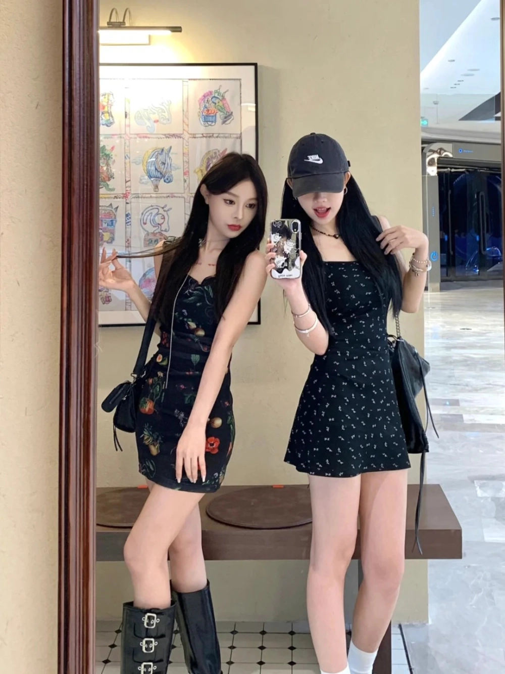 Hai chị em diện mẫu váy đôi chị em gái màu đỏ rực rỡ đón xuân