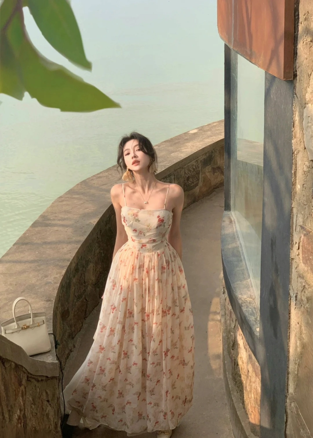 Kiểu váy hai dây trẻ trung hợp xu hướng