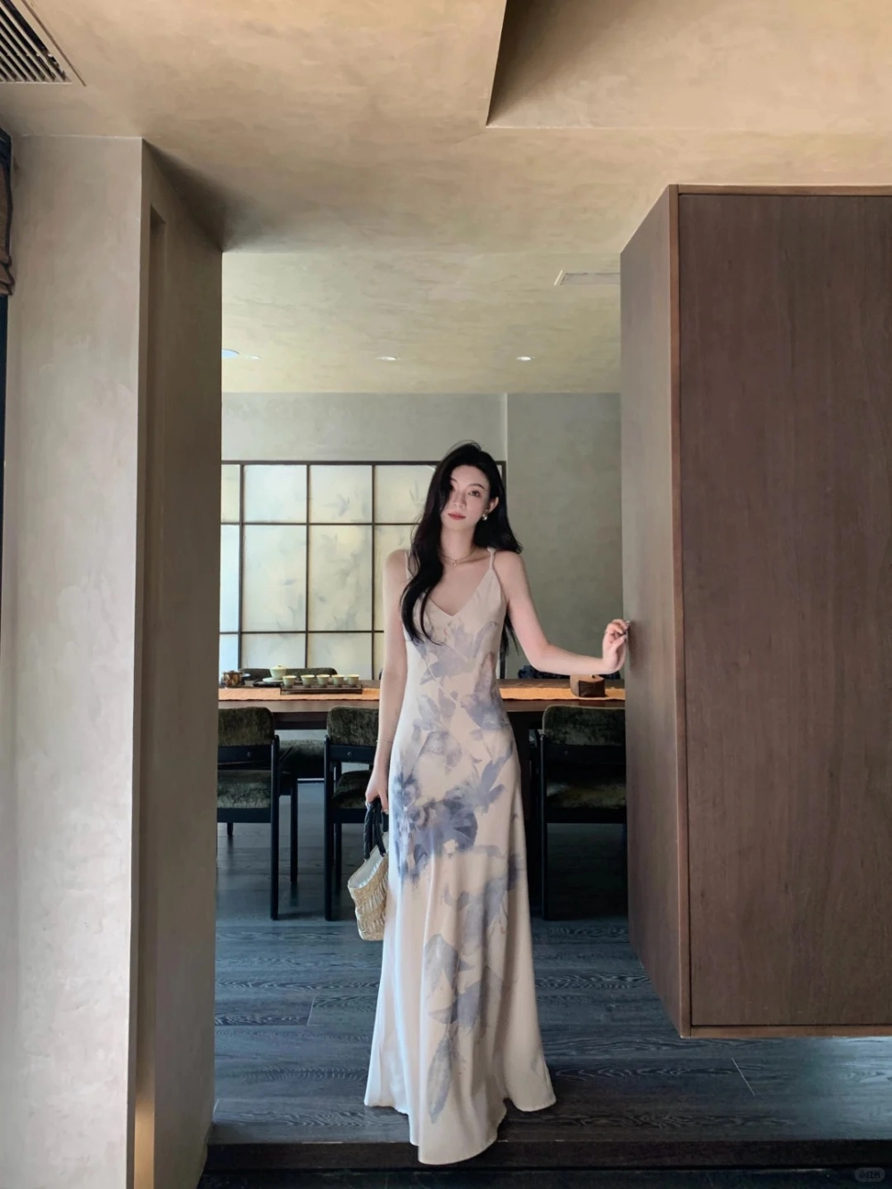 Đầm hai dây thiết kế sang trọng cho tiệc tối