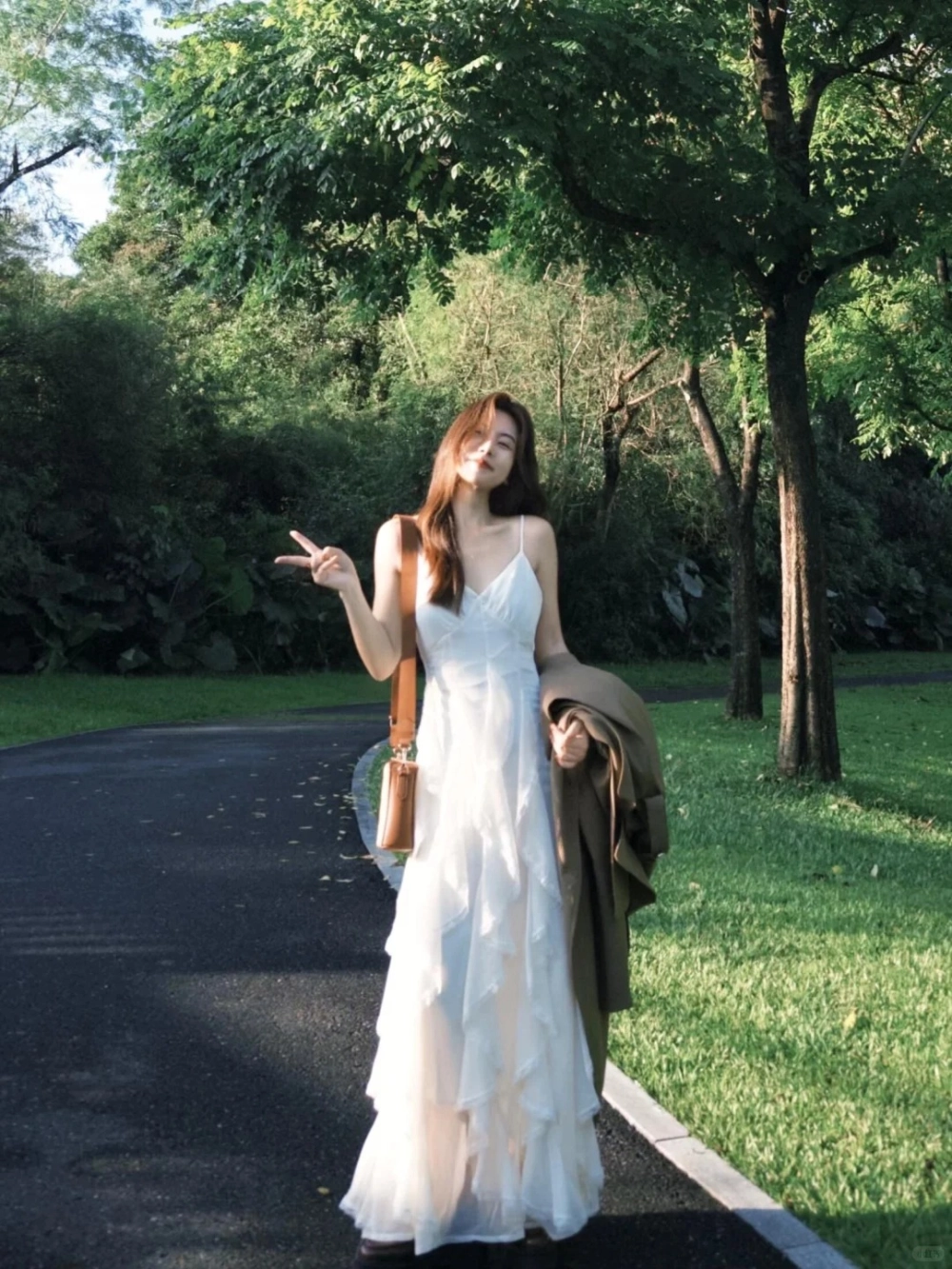 Váy hai dây cao cấp tôn lên khí chất quý cô