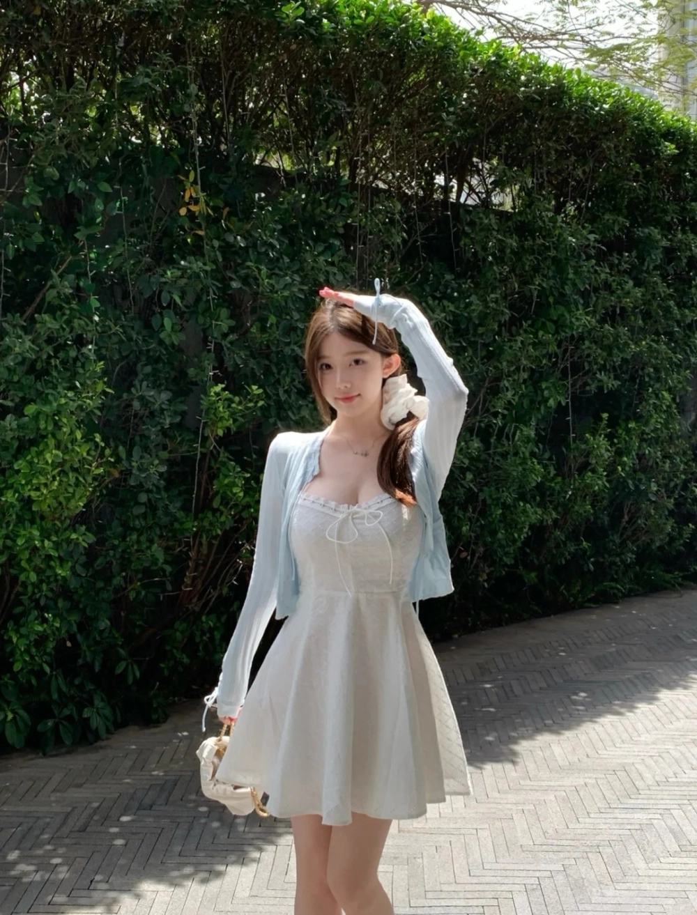 Đầm hai dây thời thượng cho phong cách hiện đại