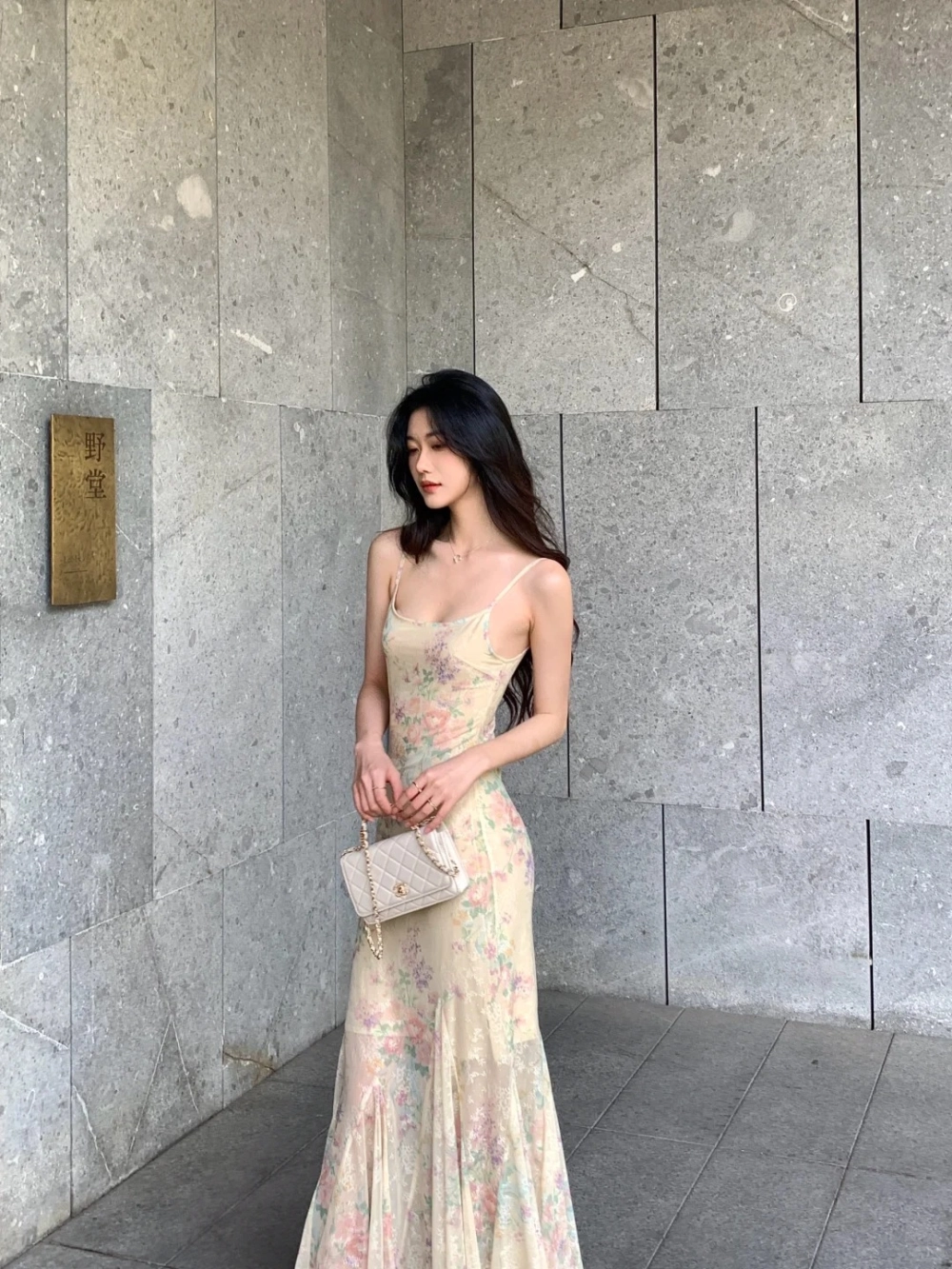 Đầm hai dây quyến rũ thu hút mọi ánh nhìn