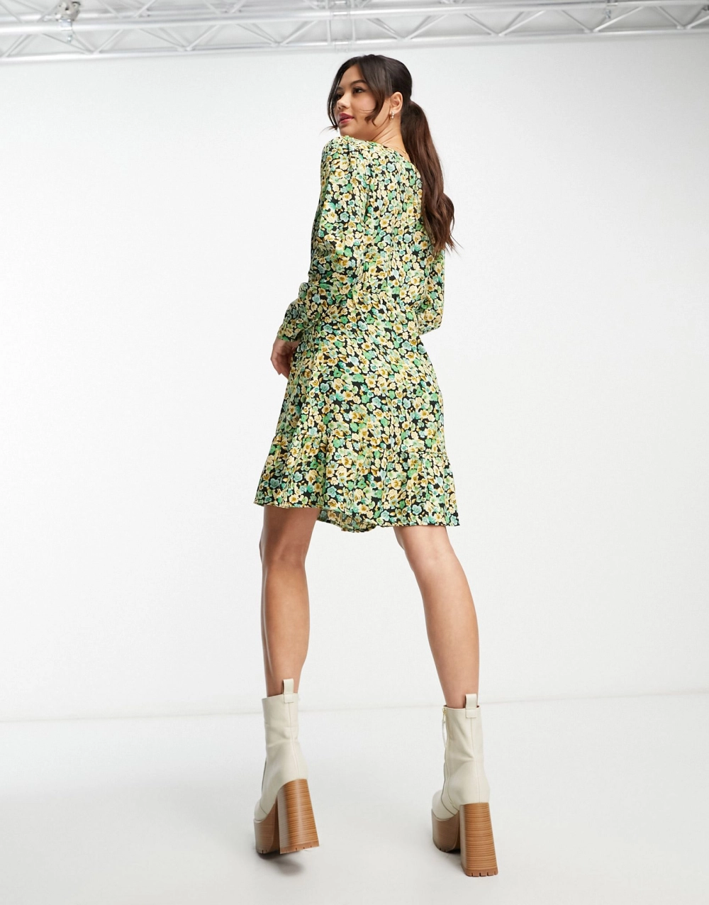 Đầm hoa nhí tôn vẻ đẹp nữ tính nhẹ nhàng