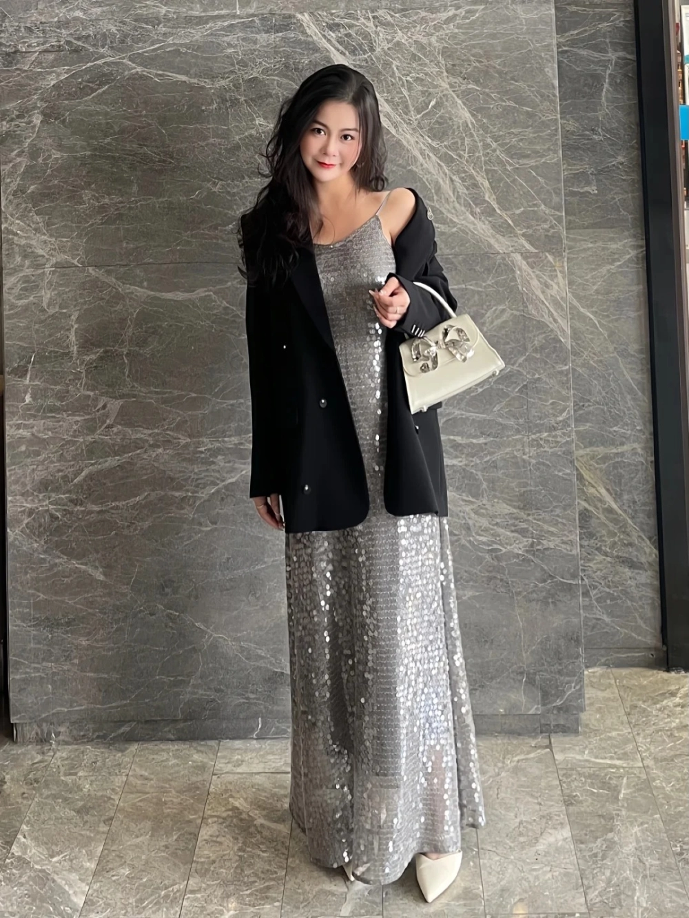 Trang phục kim sa nổi bật phong thái sang chảnh