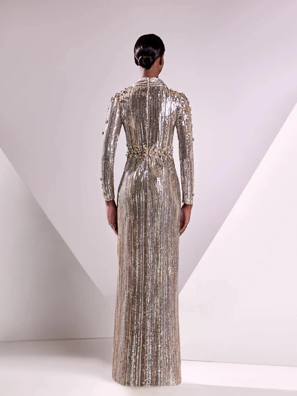 Mẫu đầm lấp lánh tôn vinh vẻ đẹp quý phái