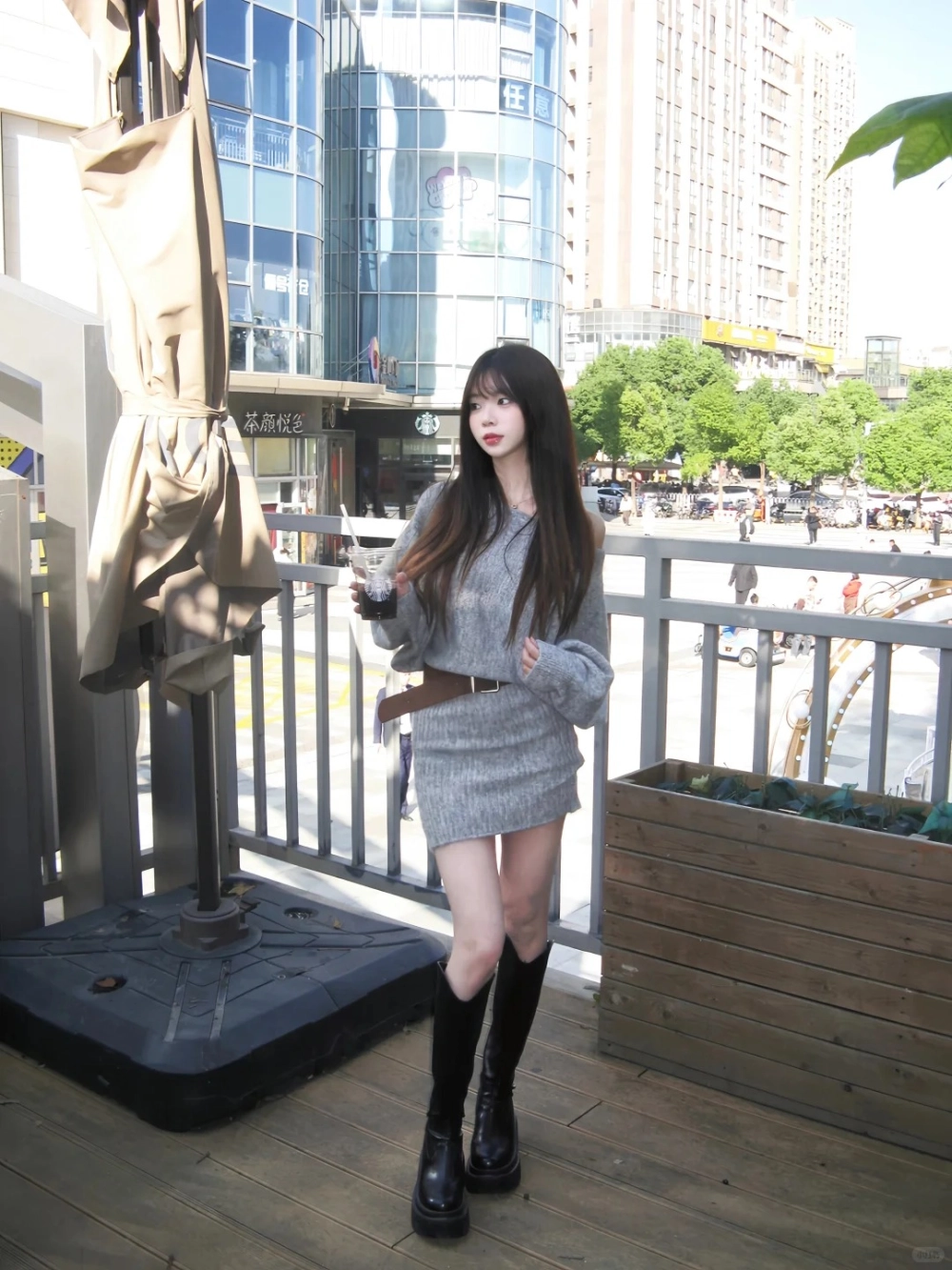 Đầm thiết kế lệch vai sang trọng và khác biệt