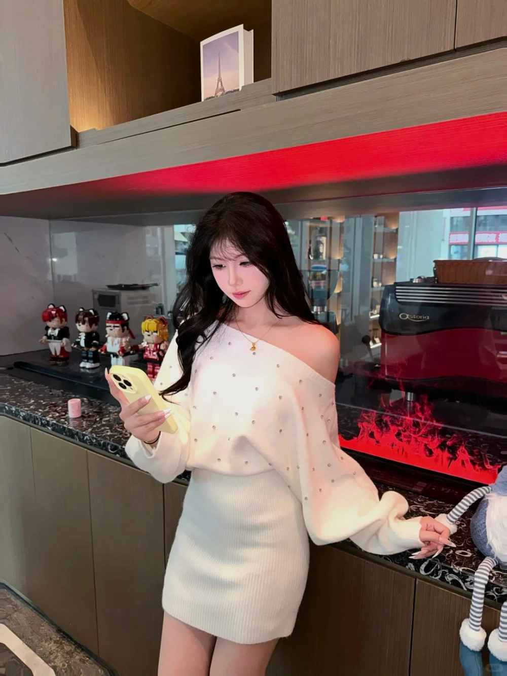 Xu hướng váy lệch vai được yêu thích hiện nay