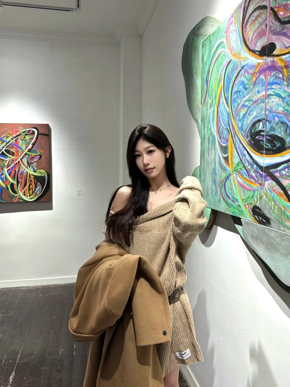 Váy lệch vai thời thượng mang hơi thở hiện đại