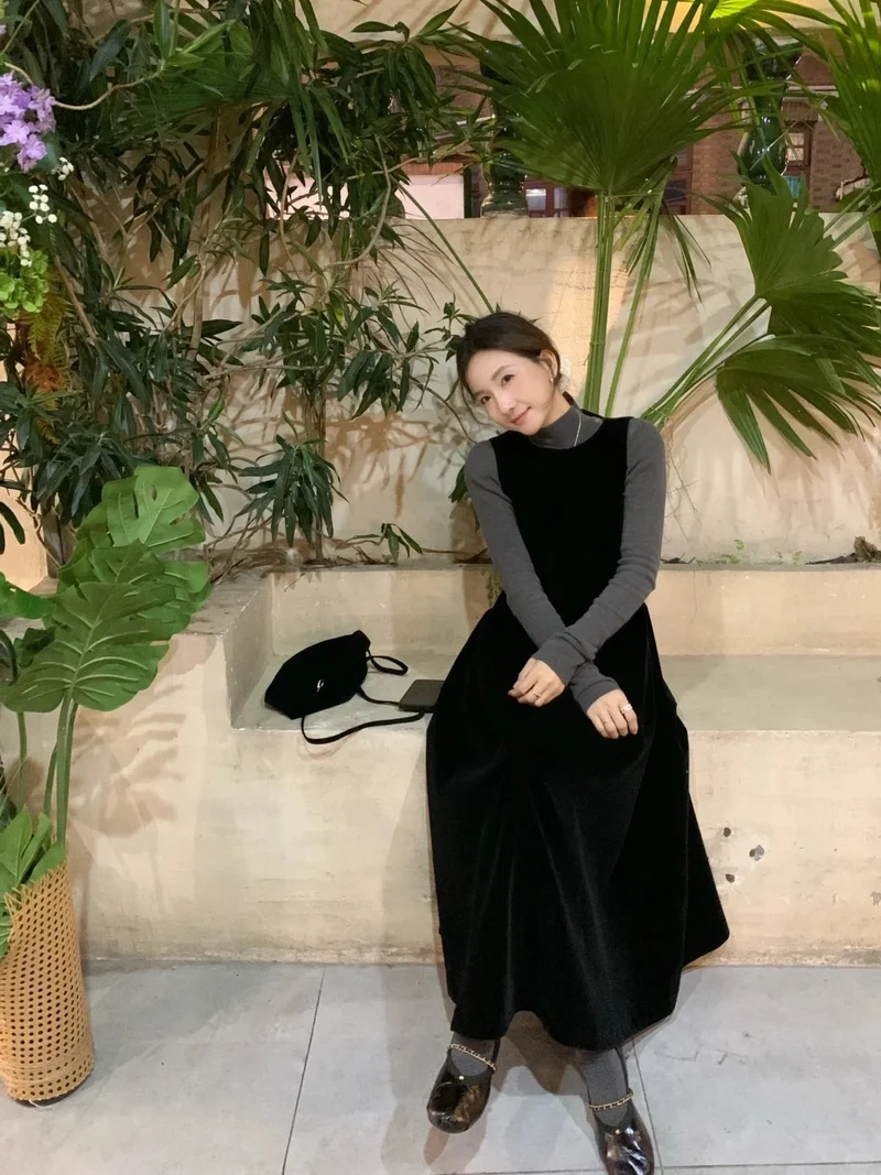 Tối giản dễ mặc nhờ váy nhung tăm dáng basic