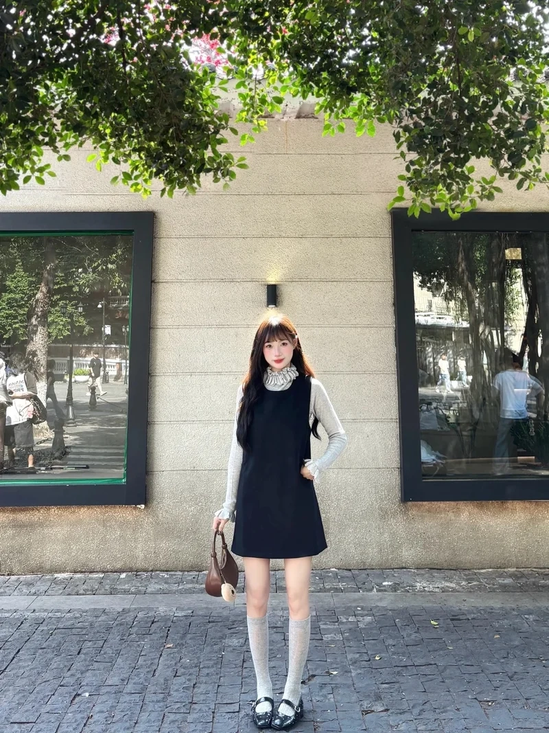 Dạo phố thoải mái với váy nhung tăm mặc dạo phố