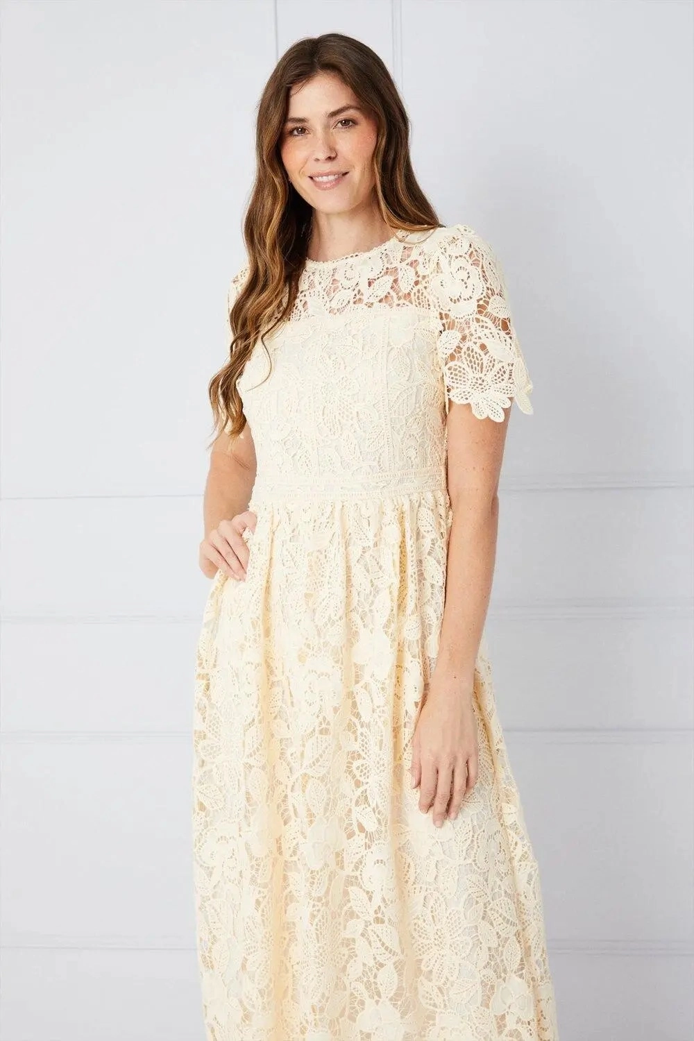 Giá váy ren trắng linh hoạt theo chất liệu