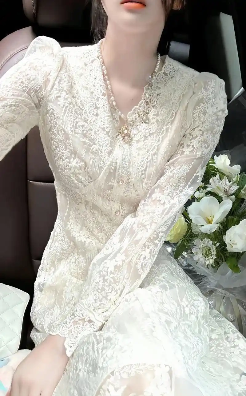 Xu hướng váy ren trắng dẫn đầu phong cách nữ