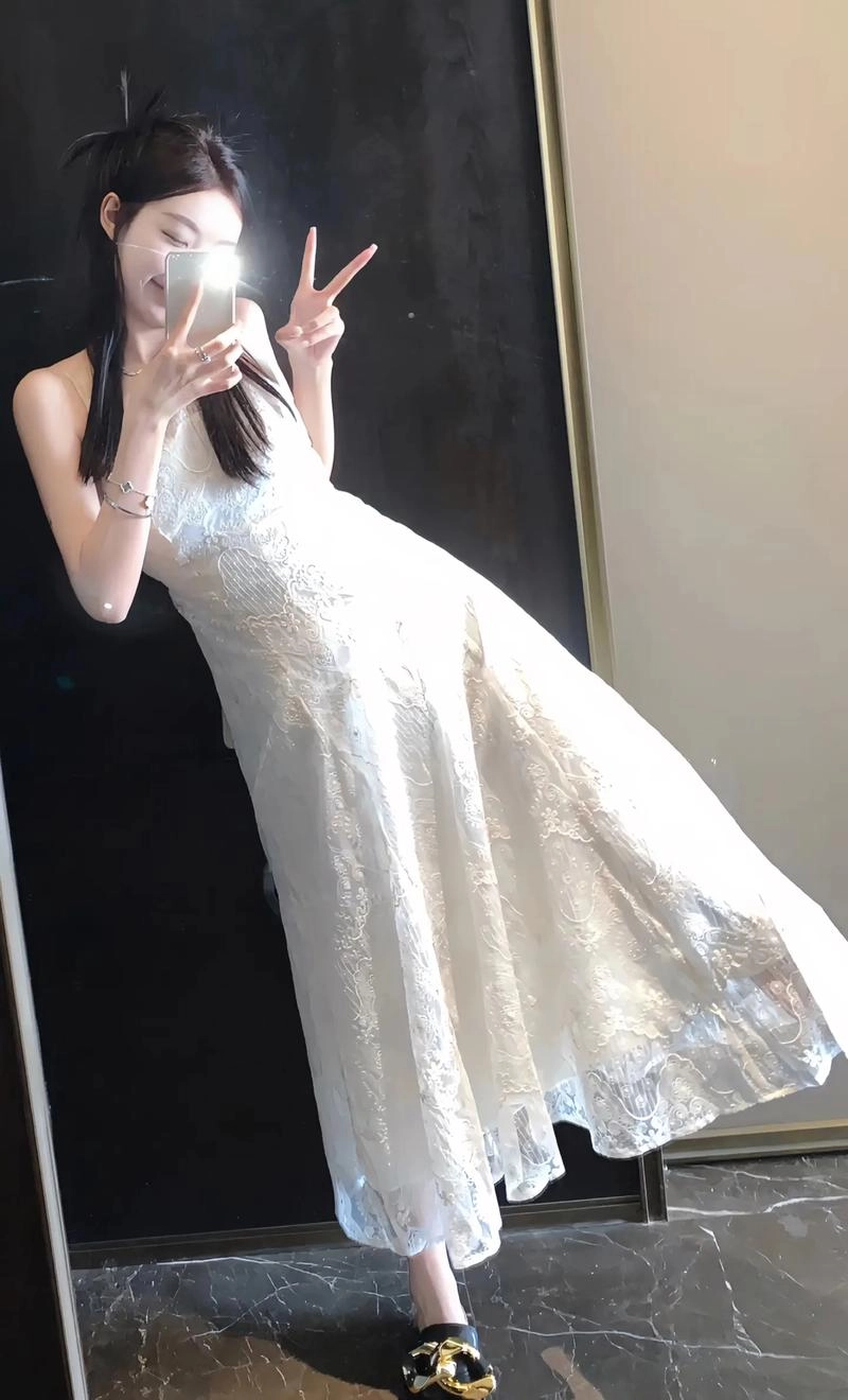 Mẫu váy ren trắng được ưa chuộng hiện nay