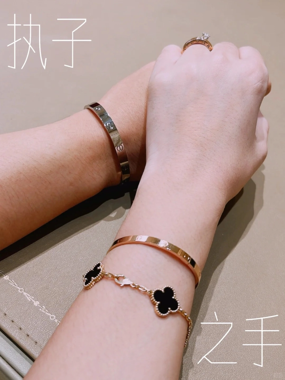 Vòng tay đôi dạng bản dẹt cao cấp phối cùng lắc tay hình cỏ bốn lá mang lại may mắn