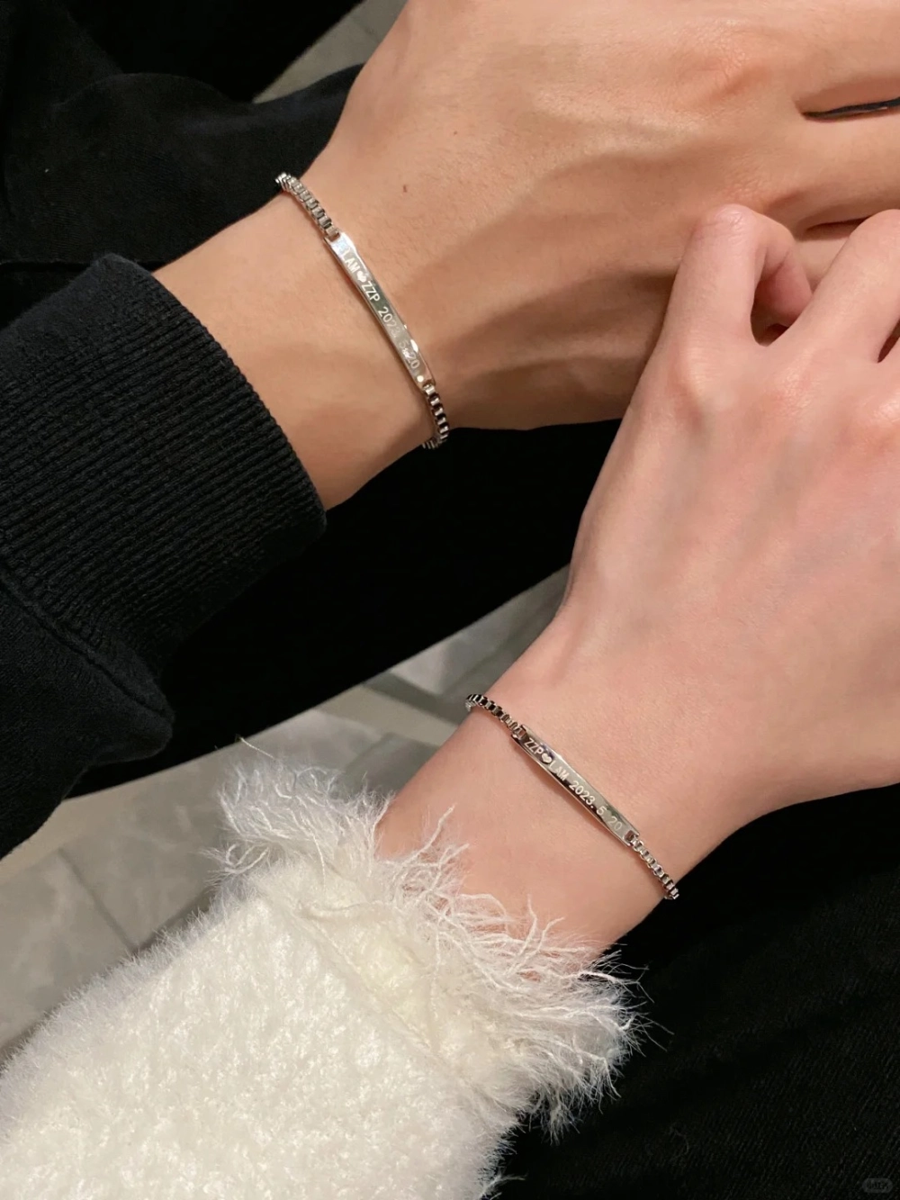 Vòng tay đôi dạng thanh bạc khắc ngày kỷ niệm thiết kế tối giản và hiện đại