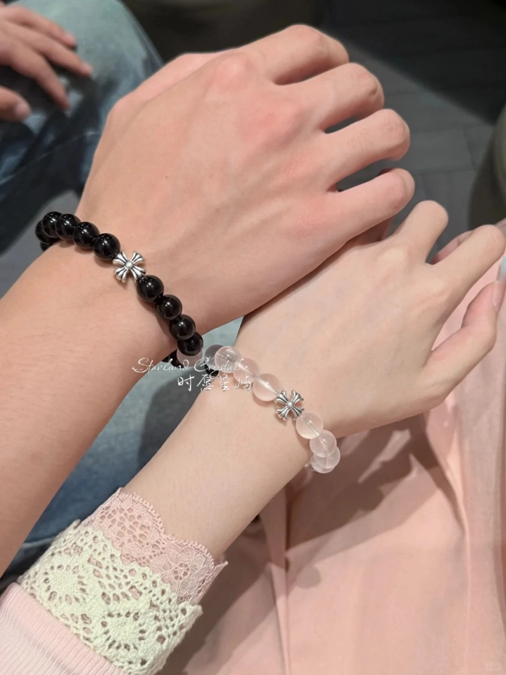 Vòng tay đôi hạt đá thạch anh kết hợp charm hình thánh giá mang phong cách cổ điển và thanh lịch