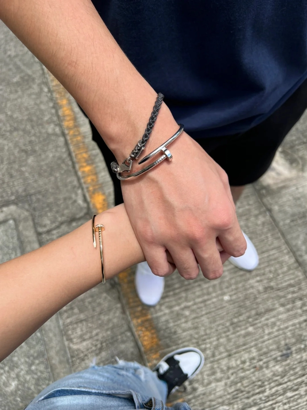 Vòng tay đôi hình chiếc đinh biểu tượng cho sự cá tính và gắn kết mạnh mẽ của đôi lứa