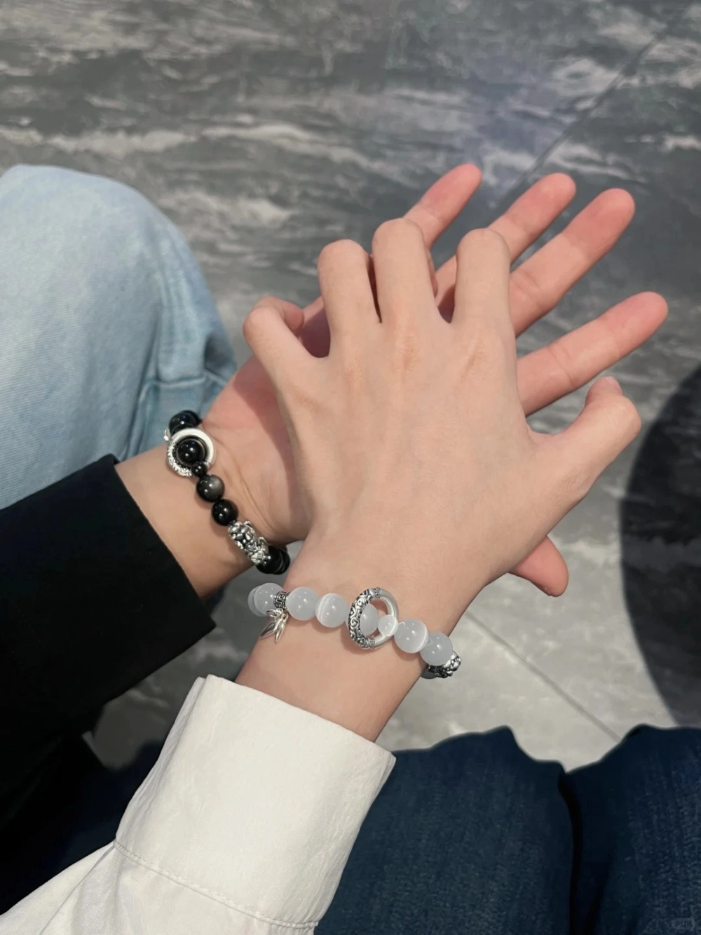 Vòng tay đôi hạt đá màu đen và trắng tương phản mang ý nghĩa gắn kết âm dương bền chặt