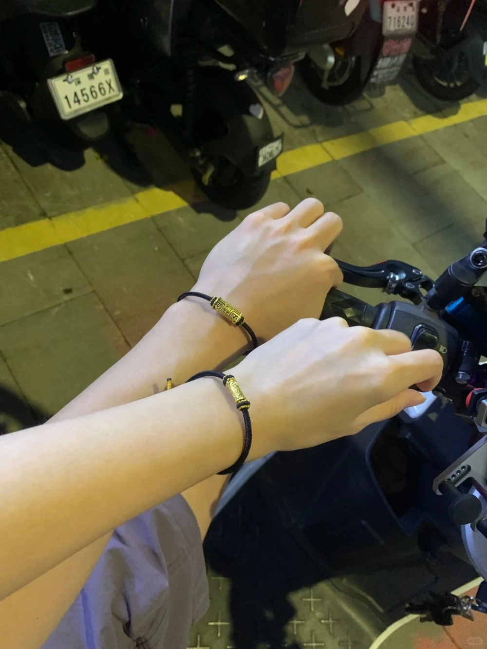 Vòng tay đôi dây đen tối giản đính charm trụ vàng sang trọng dành cho các cặp đôi đi phượt