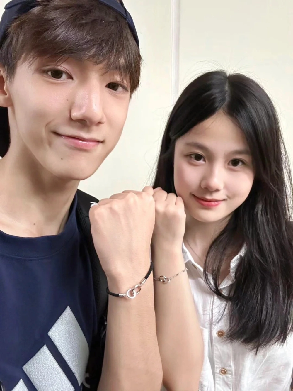 Cặp đôi trẻ trung chụp ảnh cùng vòng tay đôi bạc dạng dây xích mảnh tinh tế
