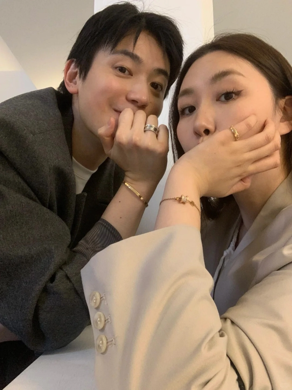 Vòng tay đôi dạng kiềng vàng và bạc sang trọng kết hợp cùng nhẫn đôi đồng điệu