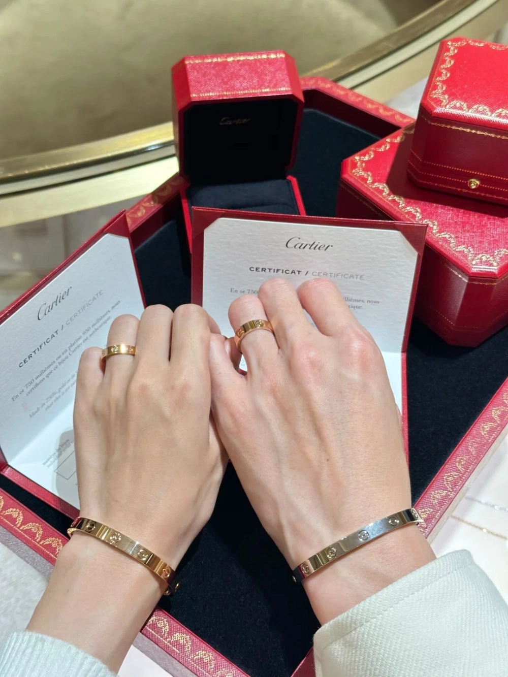 Cặp đôi diện vòng tay đôi Cartier Love bằng vàng 18k sang trọng cùng nhẫn đồng điệu