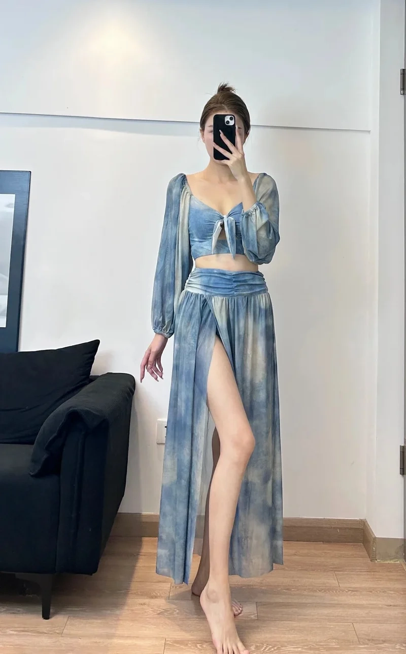 Đầm xẻ đùi cao phù hợp dự tiệc cưới