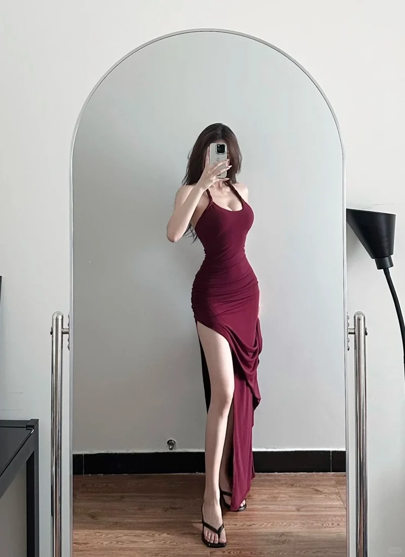 Đầm xẻ đùi cao mang vẻ đẹp gợi cảm