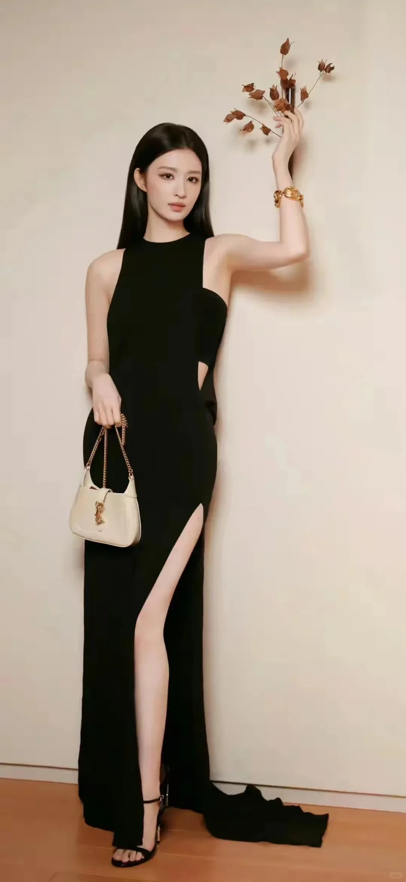 Đầm xẻ đùi cao chất liệu mềm mại thoải mái