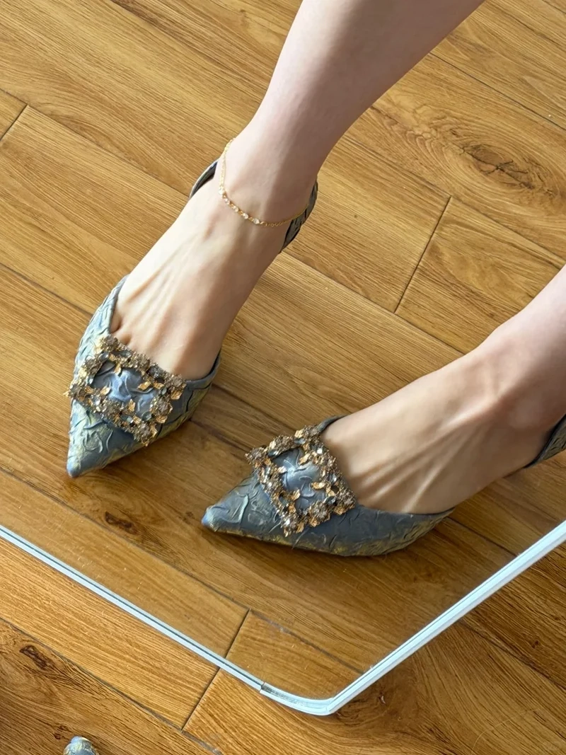 Nhiều cô gái yêu thích Giày cao gót mũi nhọn vì dễ phối đồ